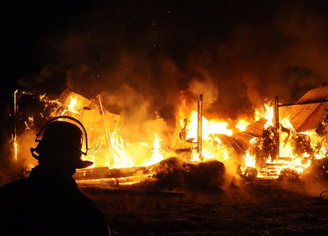 Hoch loderten die Flammen aus der brennenden Scheune.   | Foto: fotos: wolfgang knstle