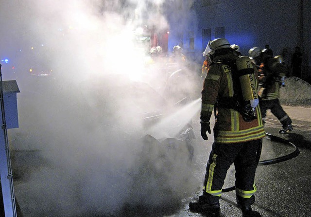 Ein brennendes Auto musste die Kenzing...wegen des Verdachts auf Brandstiftung.  | Foto: Feuerwehr Kenzingen