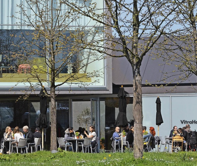 Die Sonne genieen die Besucher des Vi...erzeit vor dem Caf des Vitra-Hauses.   | Foto: Jochen Fillisch