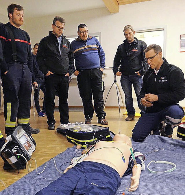 Jrg Hanusch (rechts),  Vereinsarzt de...uen Puppe lebensrettende Soforthilfe.   | Foto: Pia Grttinger