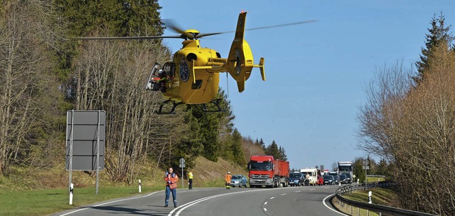 Der Rettungshubschrauber bringt die ve...1 war zwischenzeitlich voll gesperrt.   | Foto: Kamera 24