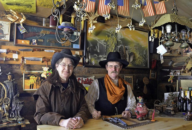 Thomas und Edeltraud Schwald im hauseigenen Saloon   | Foto: Kim Cara Ruoff