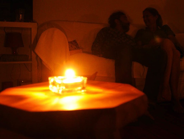Ist der Strom weg, sorgt oftmals nur noch Kerzenschein fr Licht.   | Foto: Dpa