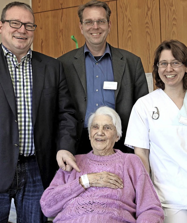 Patientin Waltraud Beckmann (vorn) geh... links) stellten die Neuerung vor.      | Foto: Frank Linke