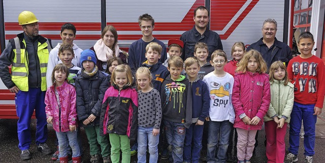 Im Rahmen der Ferienbetreuung im Famil...m wurde die Evonik-Feuerwehr besucht.   | Foto: zvg