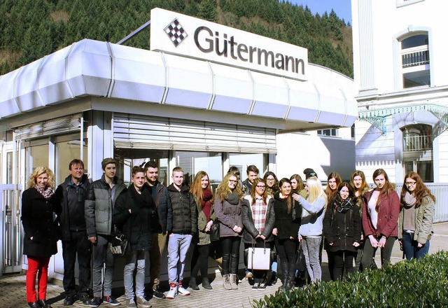 Die BSZ- Schler der bungsfirma an der Hauptzufahrt  von Gtermann in Gutach   | Foto: Jeanette Koch