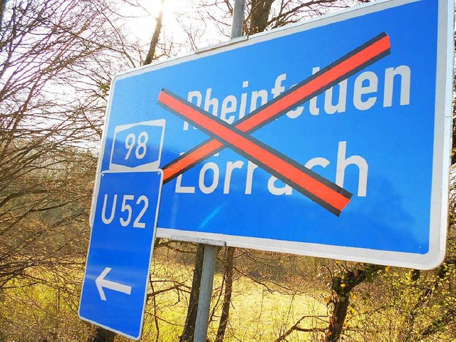 An der Autobahn A5 sind die Hinweistaf...e Sperrung der A98 schon vorbereitet.   | Foto: Langelott