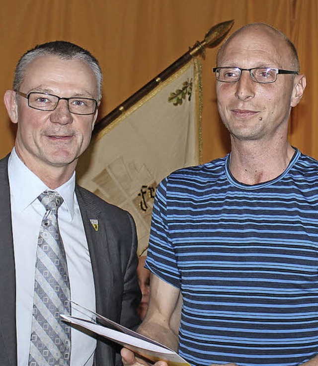 Detlef Frankenberger (links) vom  FT-V...rg Jordan  die Ehrennadel in Silber.   | Foto: privat