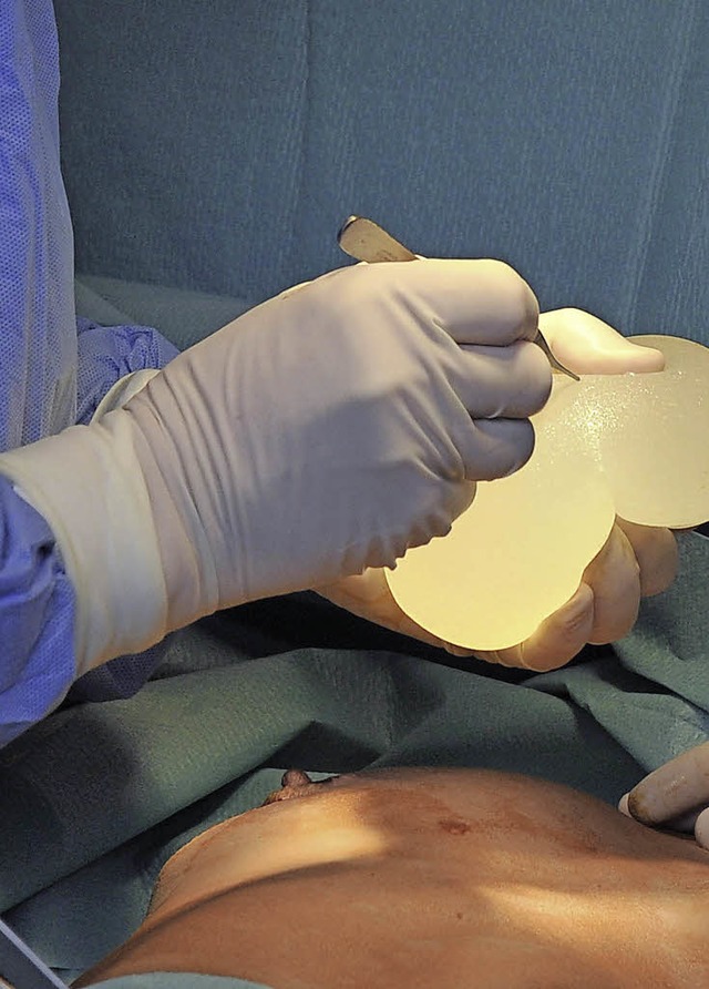 Chirurgen bei der Brust-OP   | Foto: dpa