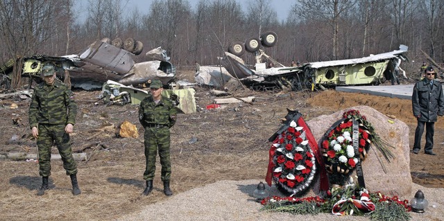 Russische Soldaten sicherten die Abstu...der Nhe des Flughafens von Smolensk.   | Foto: Archivbild: dpa