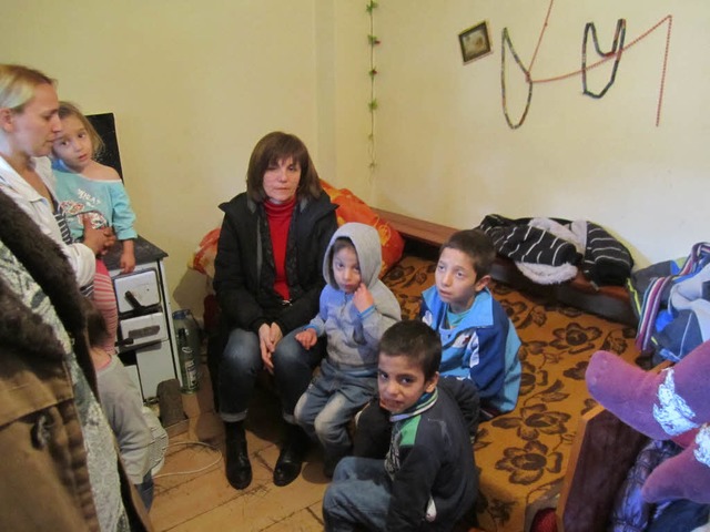 Sadbera Ametovic (links) und vier ihre...eiburg,  Ende Januar 2015 in Ni&#353;.  | Foto: dpa