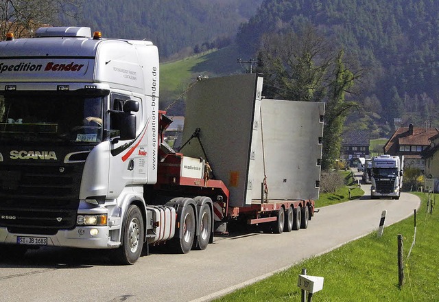 Auf Schwerlasttransportern werden die ... Unterbauhlften fr die Standrhren.   | Foto: Roland Gutjahr