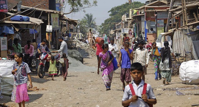 Eine Stadt in der Stadt: Im Slum Malwa...mit nur wenig Trinkwasserzapfstellen.   | Foto: Andrea Steinhart