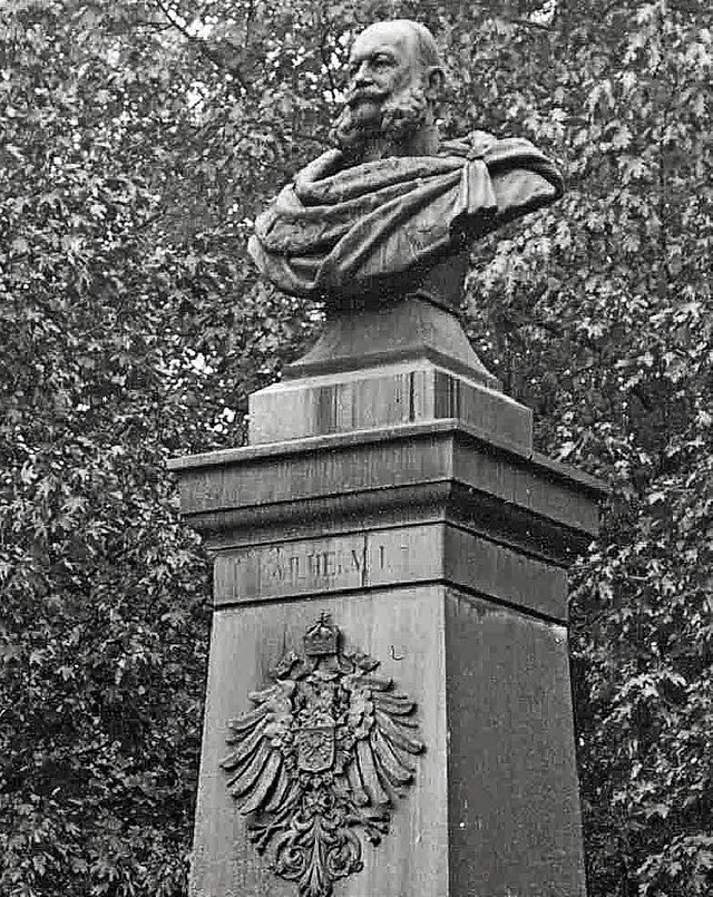 Das ehemalige Denkmal fr Kaiser Wilhelm I. stand bis 1945 in der Allee.   | Foto: Archiv Klaus Person