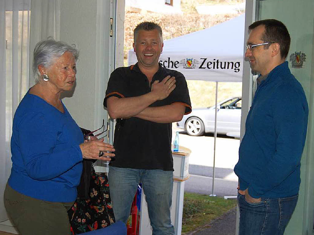 Redakteur Sebastian Barthmes (rechts) im Gesprch mit Besuchern.