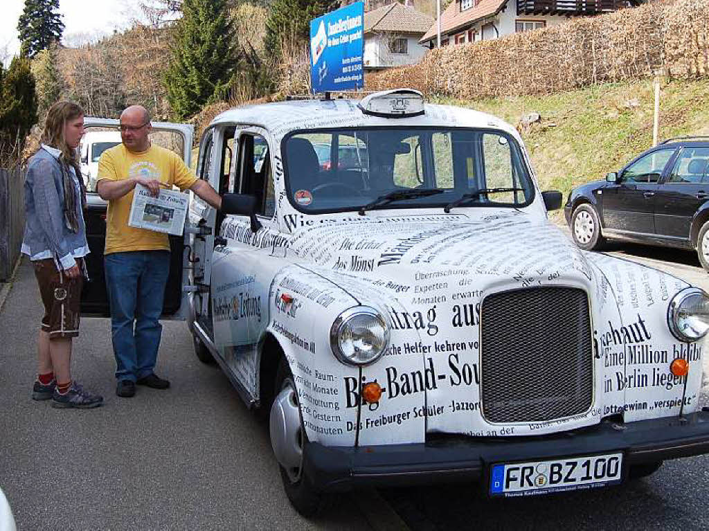 Wie die Queen konnte sich diese Besucherin fhlen, als Hardy Schmid vom Regionalverlag Schwarzwald/Hochrhein sie zu einer Spritztour im original London-Taxi einlud.