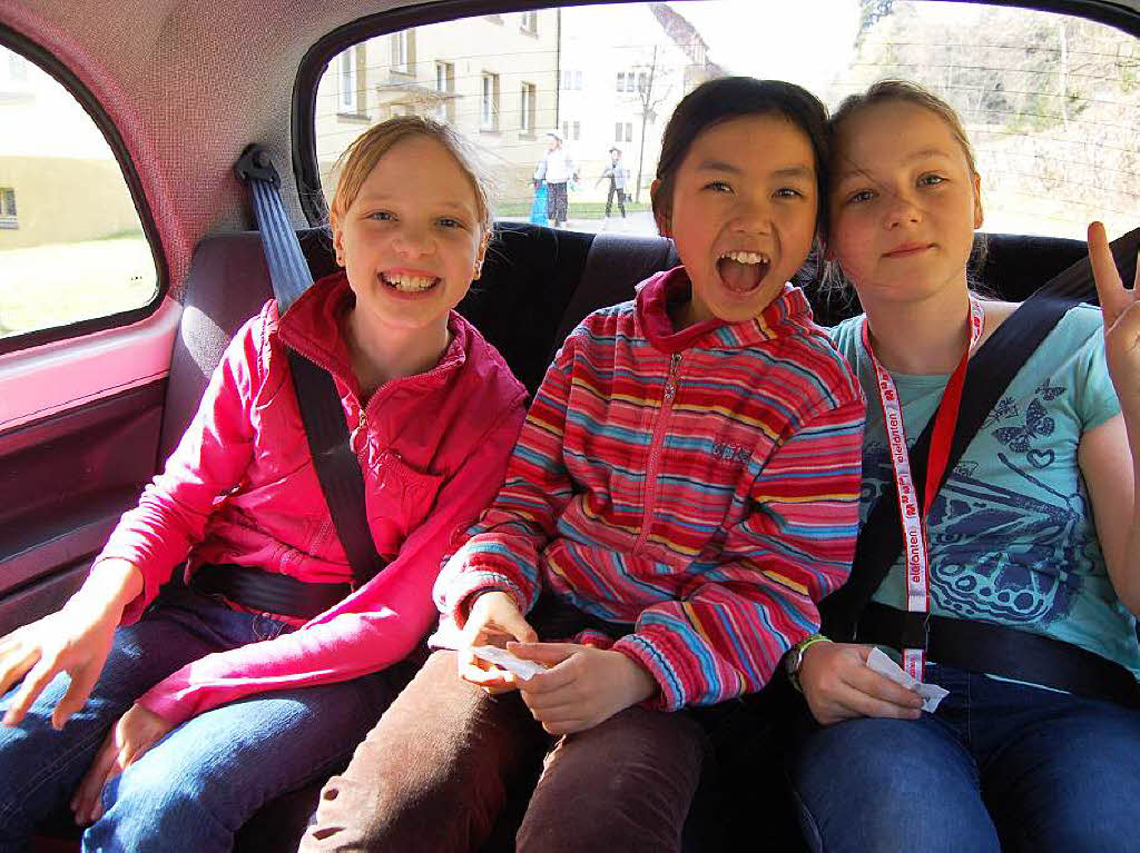 „Das BZ-Taxi ist cool“, fanden diese drei Grazien, die die Blicke der Passanten bei der Fahrt durch die Stadt sichtlich genossen.