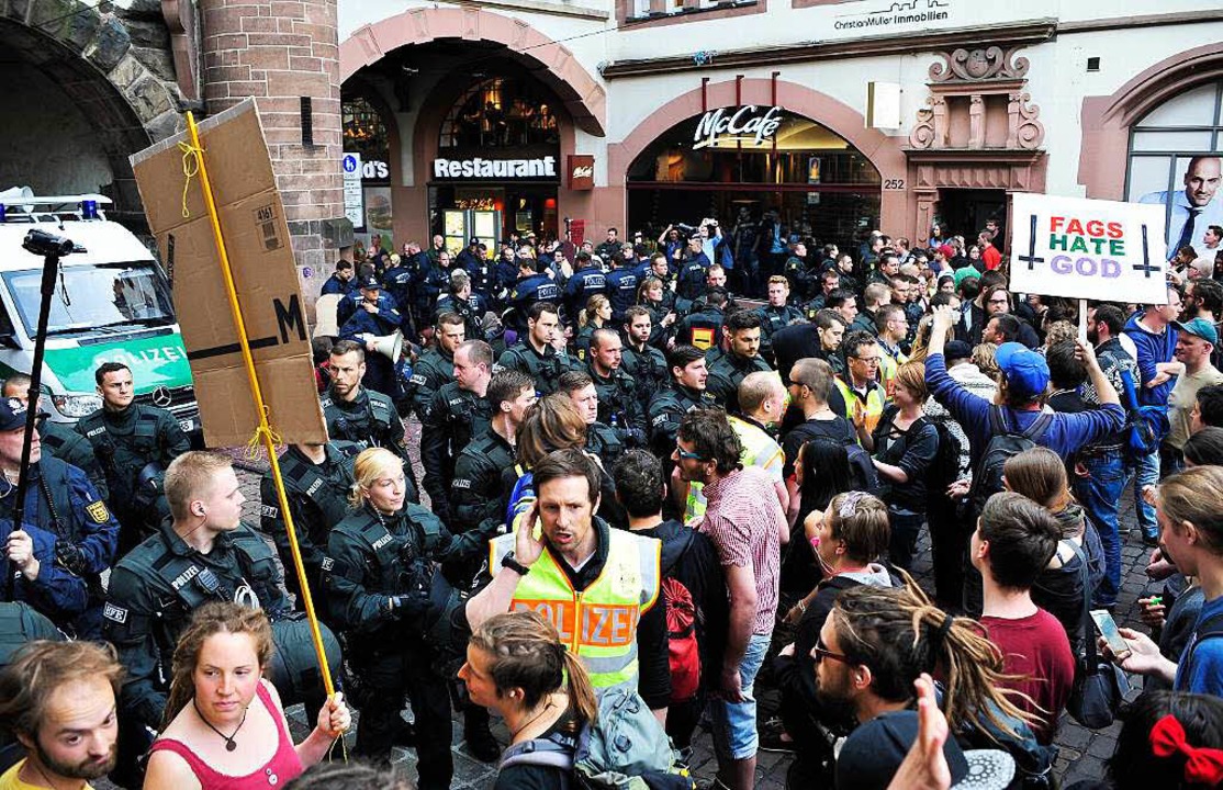 Die Demo der Piusbrüder gegen Abtreibung in Freiburg sorgte für Gegenprotest.  | Foto: Thomas Kunz