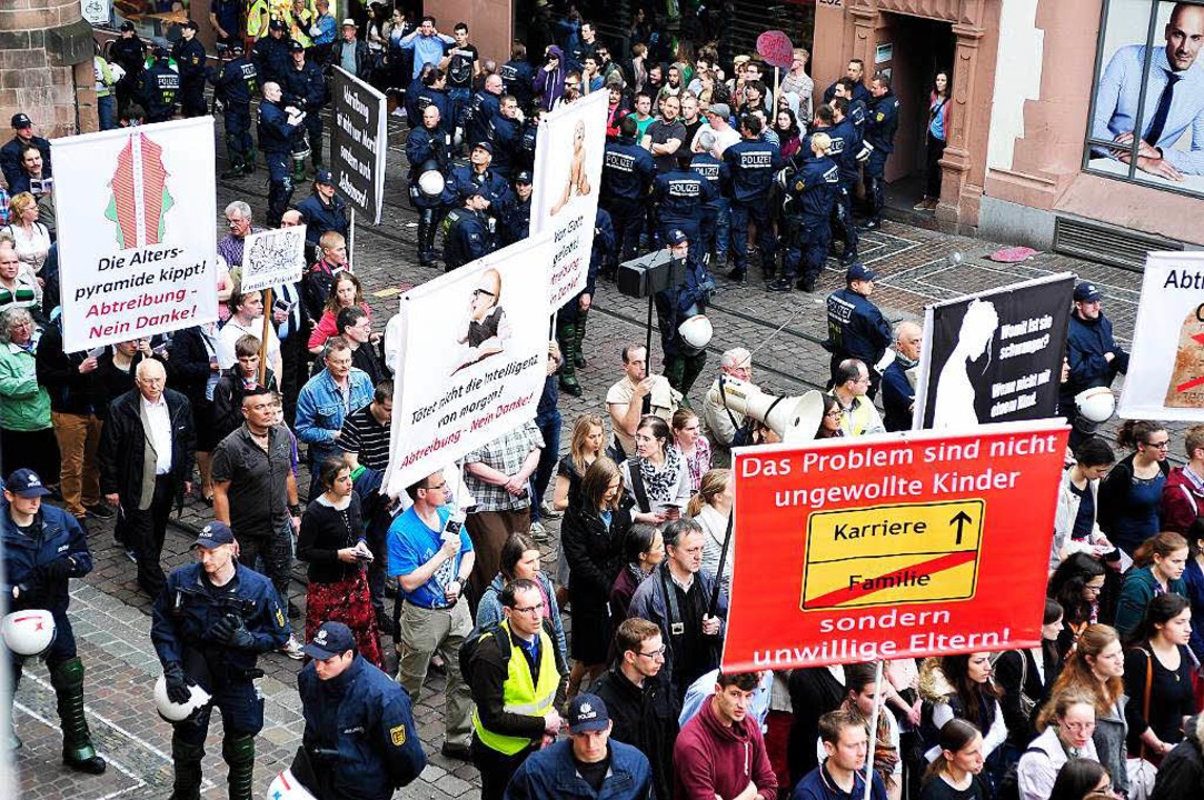Die Demo der Piusbrüder gegen Abtreibung in Freiburg sorgte für Gegenprotest.  | Foto: Thomas Kunz