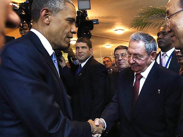 Barack Obama und Ral Castro geben einander die Hand.  | Foto: AFP