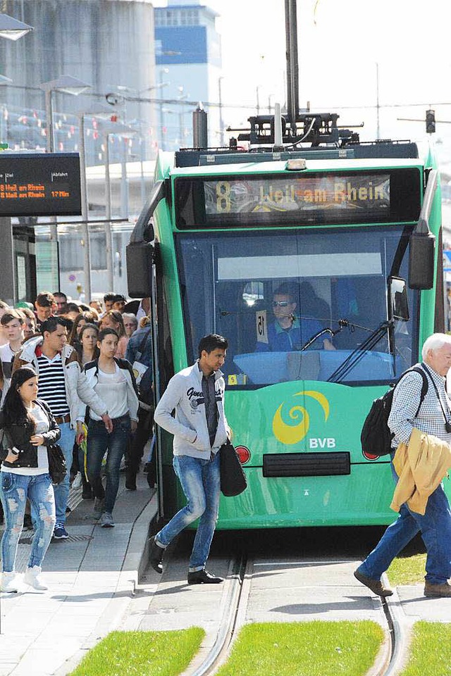 Wird immer gut genutzt: Die Tram 8 an der Haltestelle Grenze.  | Foto: Hannes Lauber