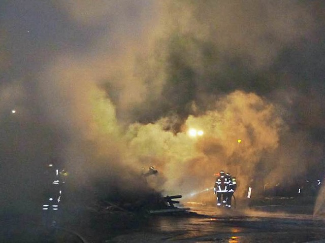 Holzlagerbrand an der Hermann-Mitsch-Strae in Freiburg  | Foto: Patrick Kerber