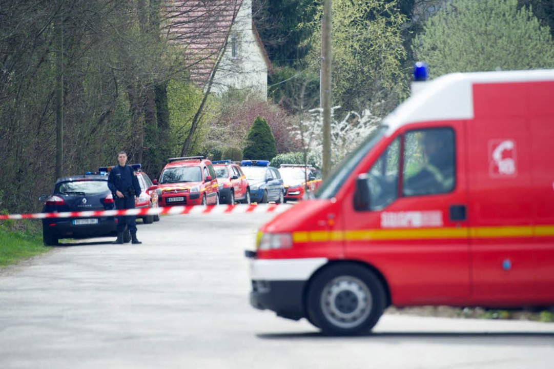 Polizei und Rettungskräfte am Ort der Familientragödie im Elsass.  | Foto: AFP
