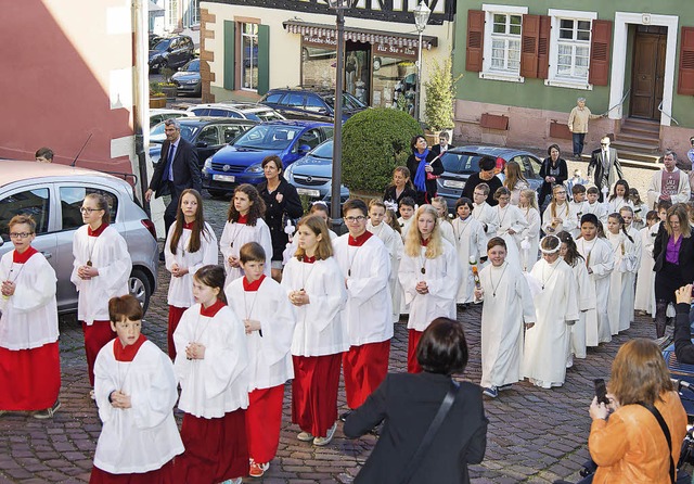 Von Ministranten und Pfarrer Jrg Sebu...re Erste Heilige Kommunion zu feiern.   | Foto: Olaf Michel