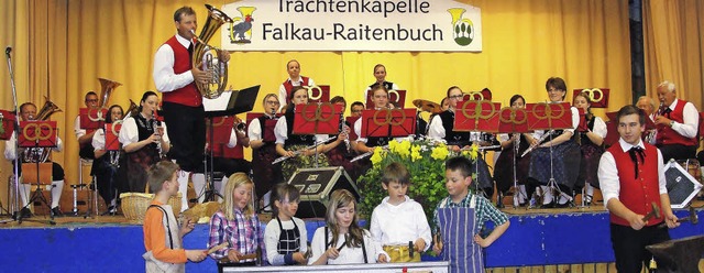 Die Jungmusiker von links Niklas Barts...222;Die lustigen Dorfschmiede&#8220;.   | Foto: Tina Httich