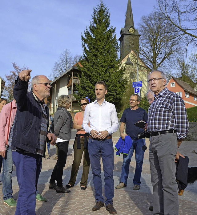 Raphael Walz steht mit weiem Hemd  in...brgermeistere den ganzen Tag.&#8220;   | Foto: Max Schuler