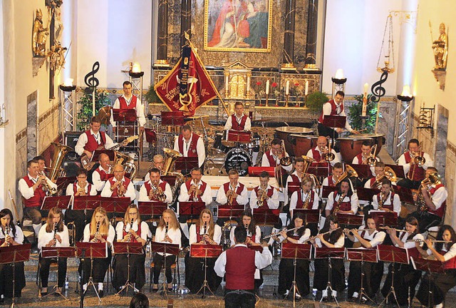 Ungewohntes Bild: Die Trachtenkapelle ...r Jahreskonzert in der Pfarrkirche.     | Foto: Peter Schtz