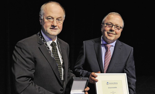 Rektor Winfried Lieber (links) bergibt Hermann Weber die Urkunde.   | Foto: martina Wagner/Hochschule