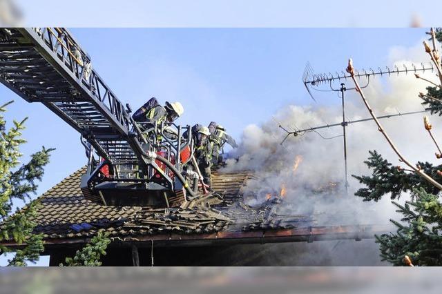 Feuerwehr bekmpft Wohnhausbrand in Grafenhausen