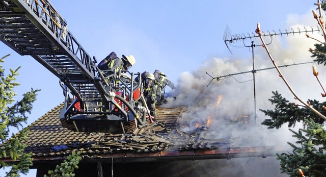 Mit Hilfe der Drehleiter bekmpften di...der Feuerwehr den Brand vom Dach her.   | Foto: WD/TH