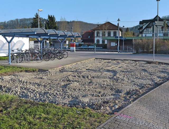 Der Bauplatz fr die Veloboxen wird vorbereitet am Bahnhof in Wyhlen.   | Foto: Martin Eckert