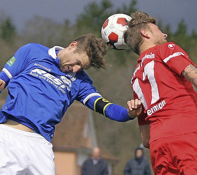 Kopf an Kopf: Der Oberacherner David H...rwandelten Foulelfmeter zum 2:1 wett.   | Foto: reinhardt