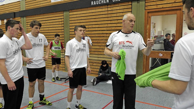 Wenn Jrgen Brandstaeter das Wort fhrt, hren die jungen Handballer zu.   | Foto:  Bettina Schaller