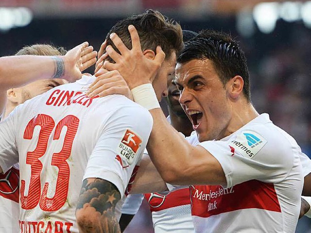 Daniel Ginczek  und Filip Kostic jubeln nach dem 2:1  | Foto: dpa