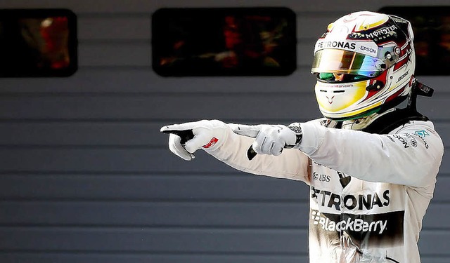 Zu stark fr Freund und Feind: Lewis Hamilton siegt auch in Schanghai.   | Foto: dpa