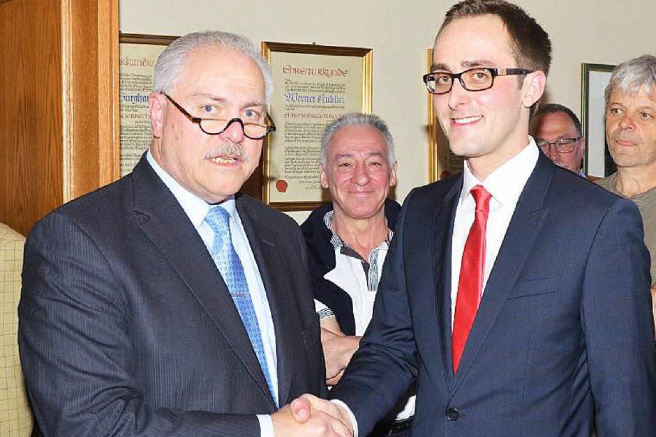 Bürgermeister Gabriel Schweizer (links) gratuliert seinem Nachfolger Benjamin Bohn. (Foto: Gerold Zink) Bürgermeister Gabriel Schweizer (links) gratuliert seinem Nachfolger Benjamin Bohn. (Foto: Gerold Zink)