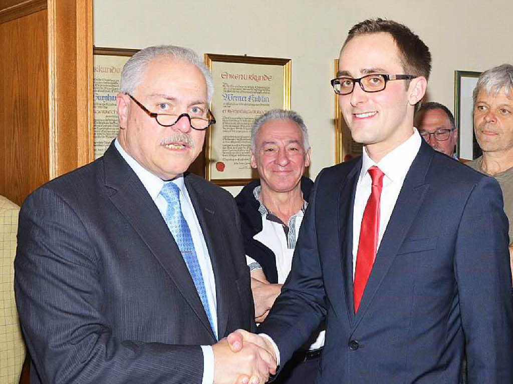 Bürgermeister Gabriel Schweizer (links) gratuliert seinem Nachfolger Benjamin Bohn. Bürgermeister Gabriel Schweizer (links) gratuliert seinem Nachfolger Benjamin Bohn.
