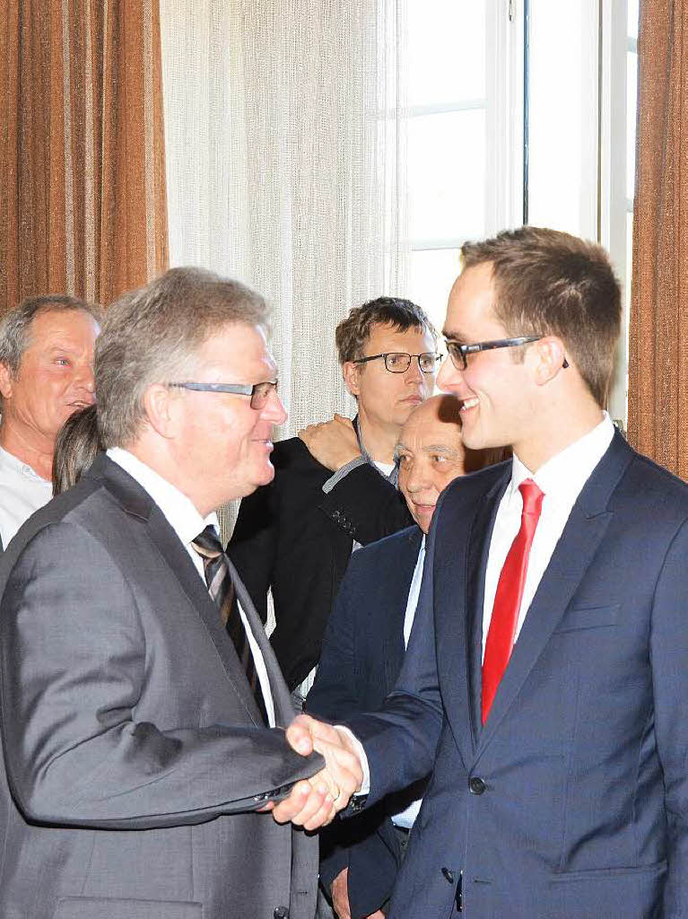 Benjamin Bohn (rechts) nimmt die Glckwnsche von Udo Beck, Vorsitzender des CDU-Stadtverbands, entgegen.