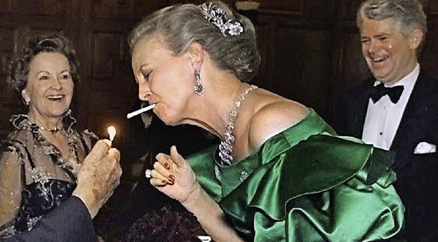 Knigin Margrethe II. lsst sich bei einem Galadinner Feuer geben.   | Foto: dpa