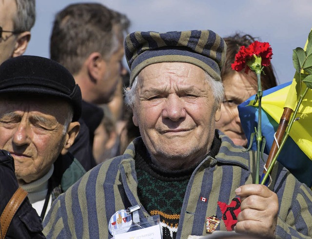 Der ehemalige Hftling im KZ-Buchenwal...latz der Gedenksttte  Blumen nieder.   | Foto: Sebastian Kahnert(dpa)