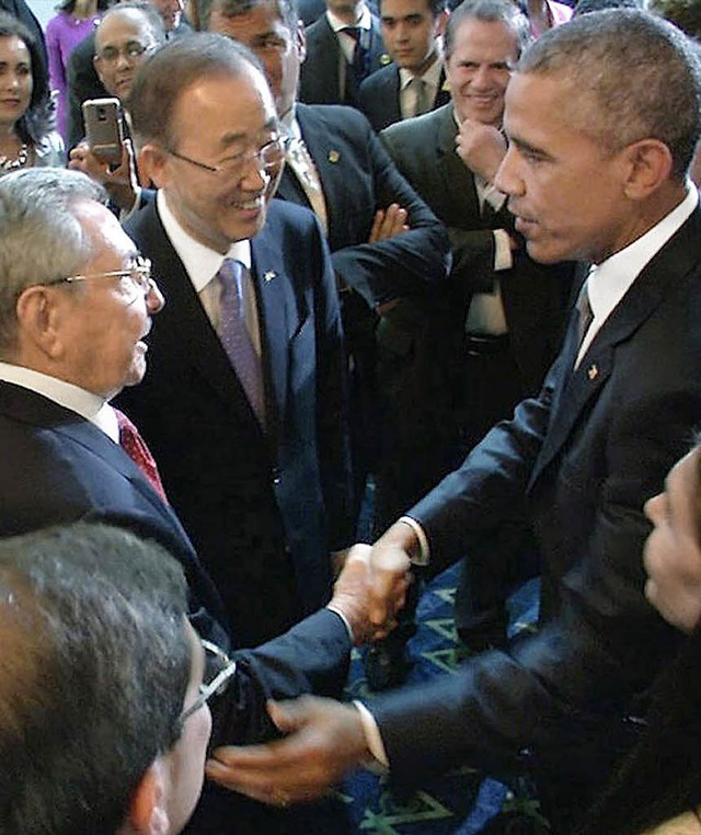 Ral Castro (links) und Barack Obama r...itte) freut sich ber die Annherung.   | Foto: dpa