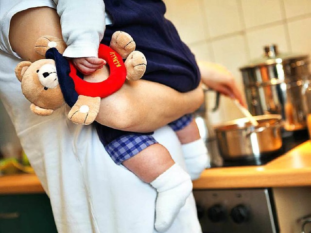 Eltern,  die ihre Kleinkinder zu Hause...lten 150 Euro Betreuungsgeld im Monat.  | Foto: dpa