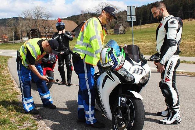 Polizei kontrolliert Motorradfahrer im Schwarzwald