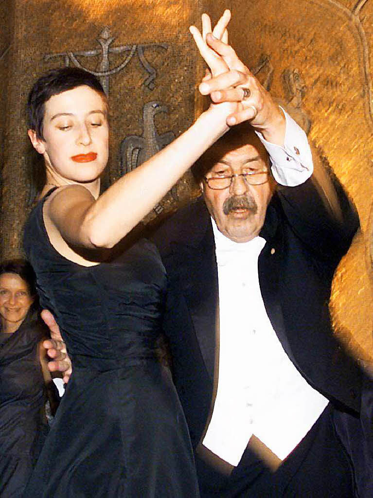 usgelassen tanzt der deutsche Schriftsteller Gnter Grass am 10.12.1999 im Ballsaal der Stockholmer Stadthalle mit seiner Tochter Helene. Zuvor war der 72-Jhrige mit dem Nobelpreis fr Literatur ausgezeichnet worden.