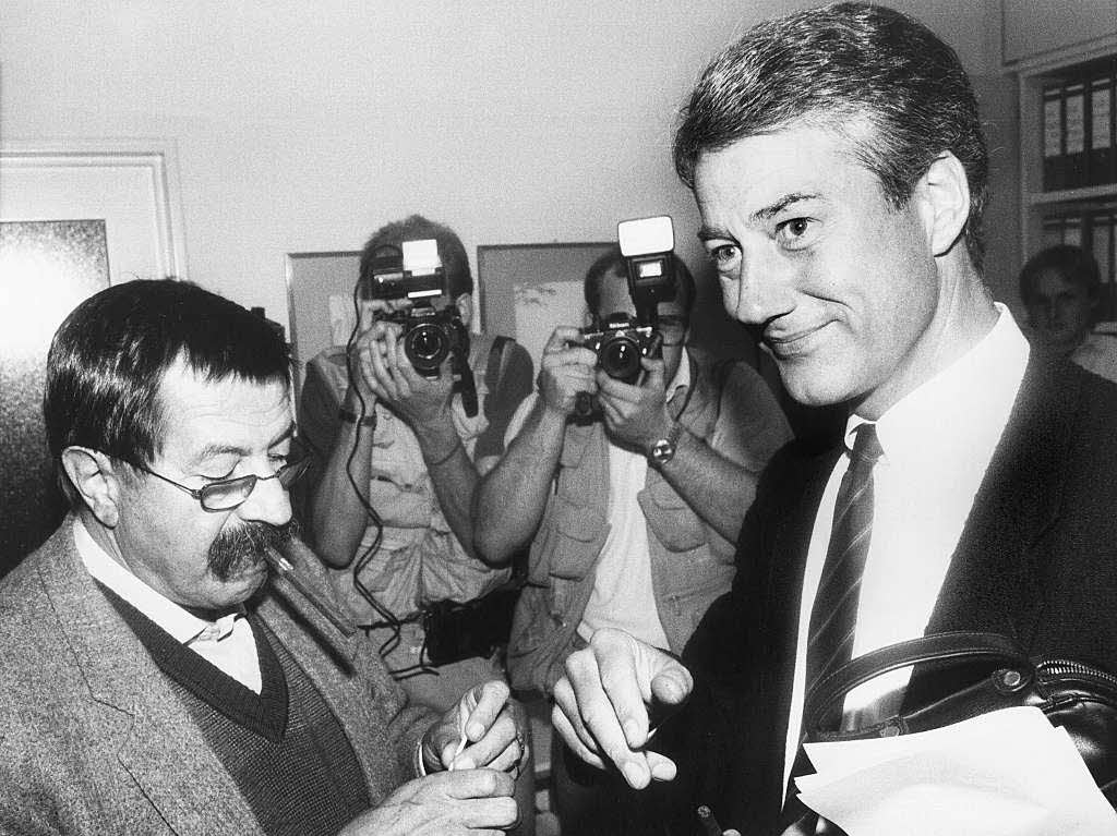 Gnter Grass (l) und SPD-Spitzenkandidat Bjrn Engholm bei der Landtagswahl in Schleswig-Holstein am 13.09. 1987.