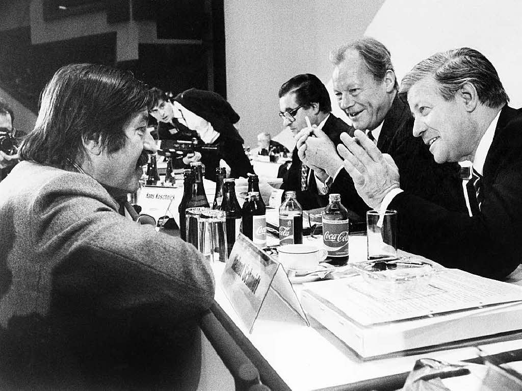Der Schriftsteller Gnter Grass (l) im Gesprch mit Bundeskanzler Helmut Schmidt (r) und Altkanzler Willy Brandt (M) auf dem Bundesparteitag der SPD in Berlin am 01.12.1979.